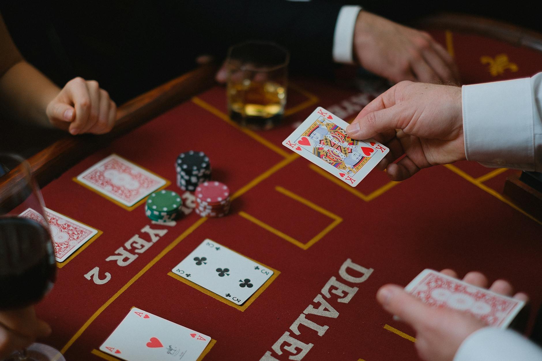 Chip được đặt ở cửa Tie và Banker trên bàn baccarat
