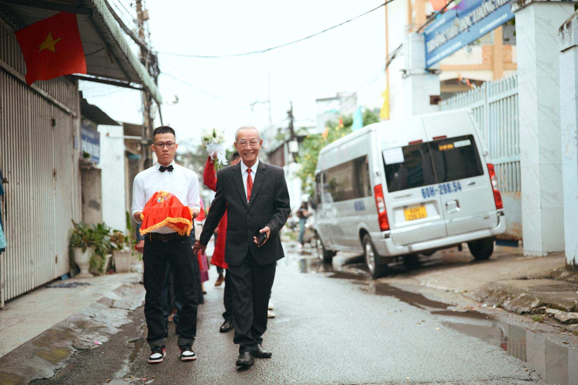 Người dân trao đổi với chuyên gia pháp lý về rủi ro đánh bạc trái phép