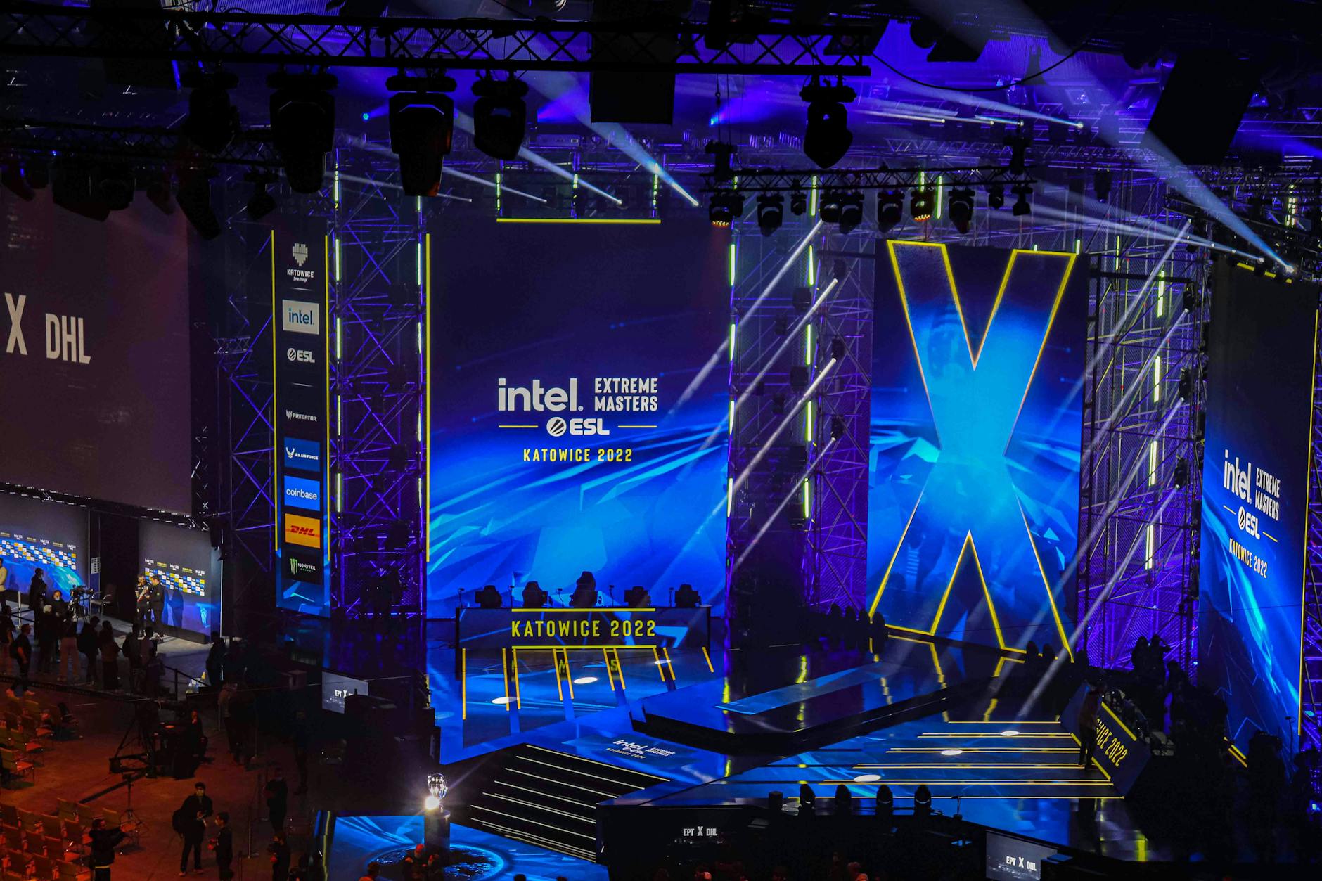 Giải đấu e-sport chuyên nghiệp với tuyển thủ thi đấu trên sân khấu