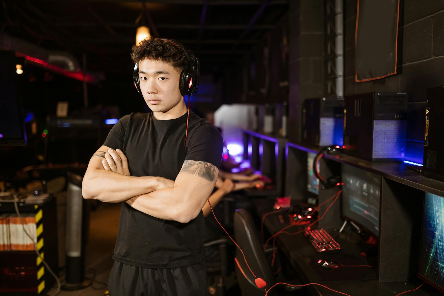 Người chơi đang phân tích dữ liệu trận e-sport trên nhiều màn hình