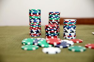 Người chơi poker quan sát hành vi và cược của đối thủ tại bàn