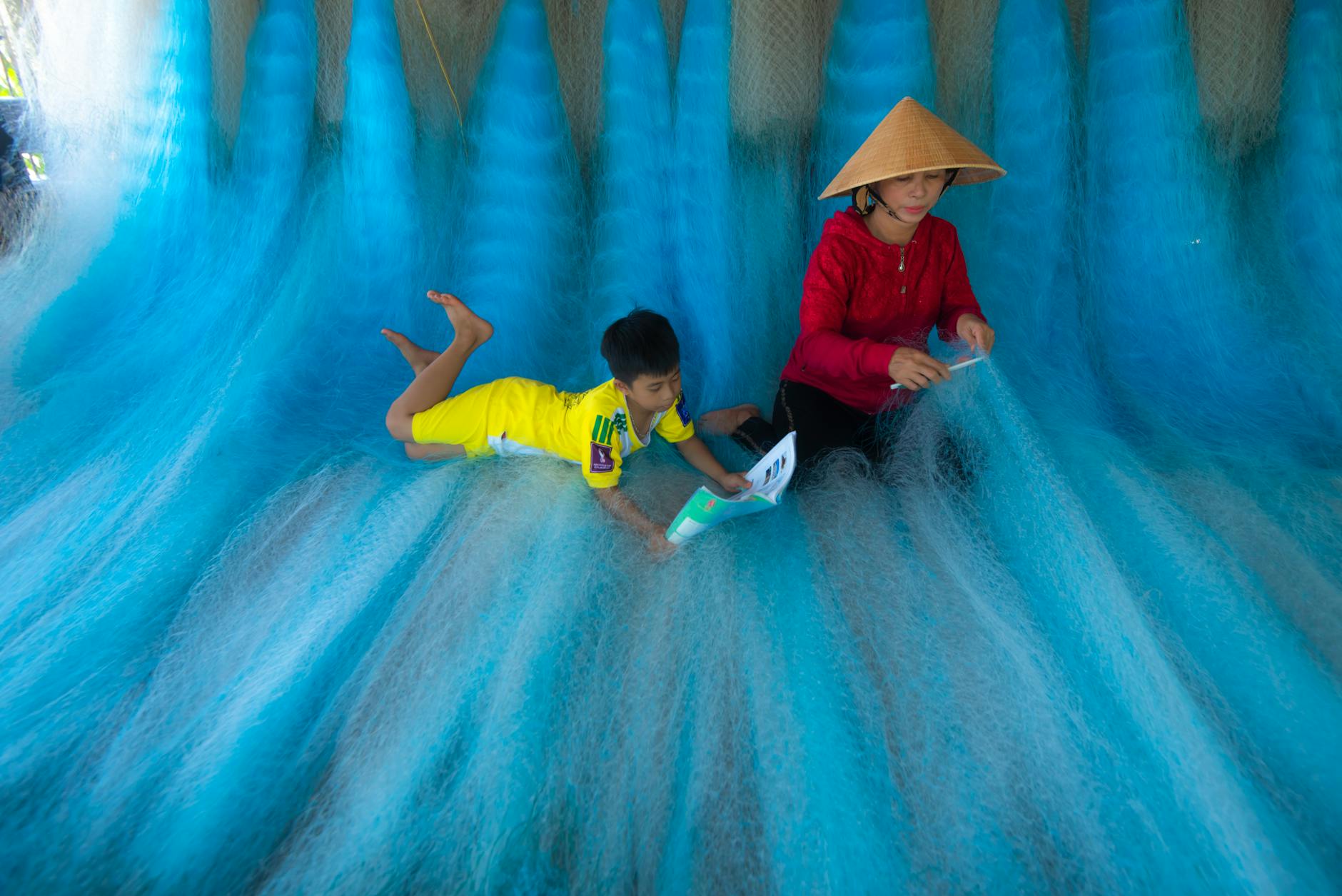 Người chơi bắn cá online trên điện thoại với thao tác ngắm mục tiêu