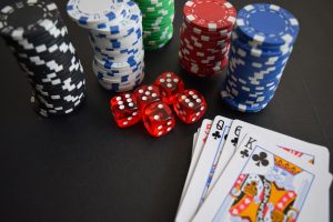 Ba viên xúc xắc trên bàn casino minh họa trò tài xỉu