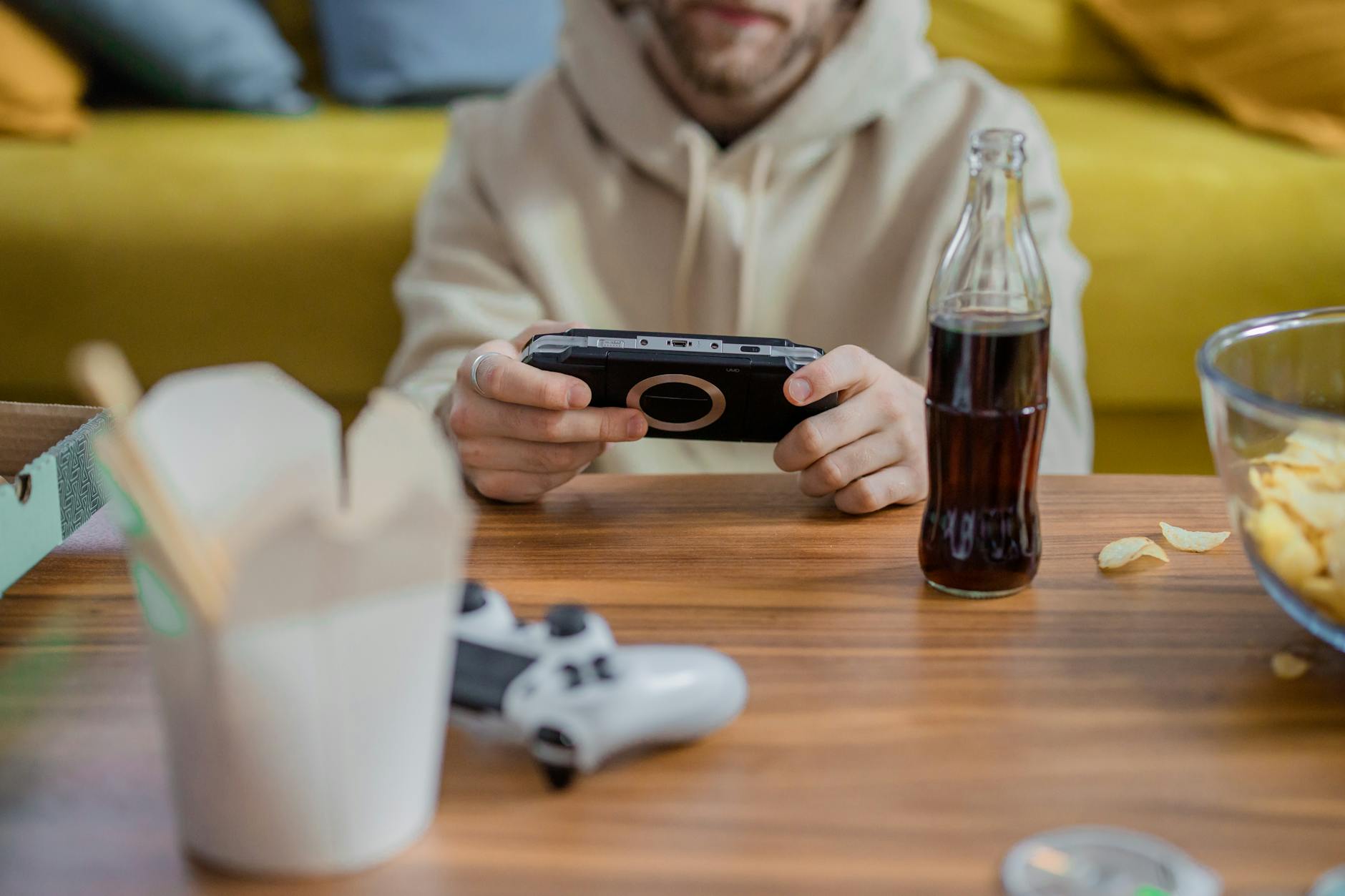 Người chơi ghi chú ngân sách trước khi tham gia game nổ hũ online