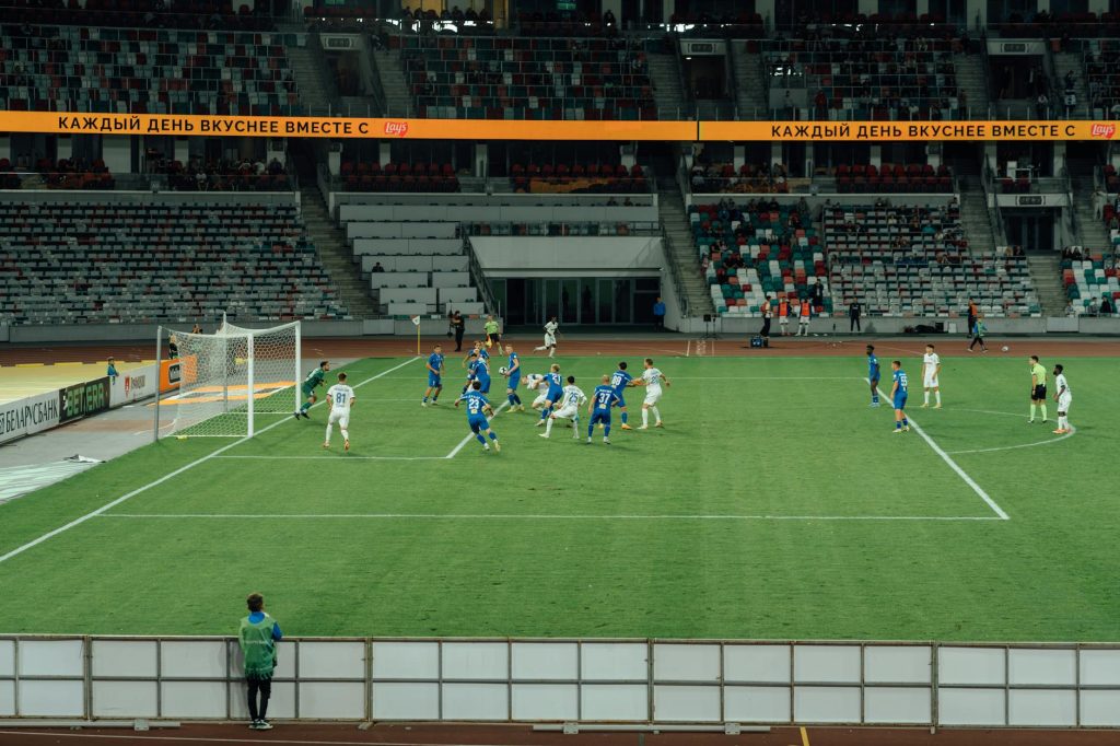 Minh họa kèo tài xỉu 3 với bối cảnh trận bóng và bảng tỷ số