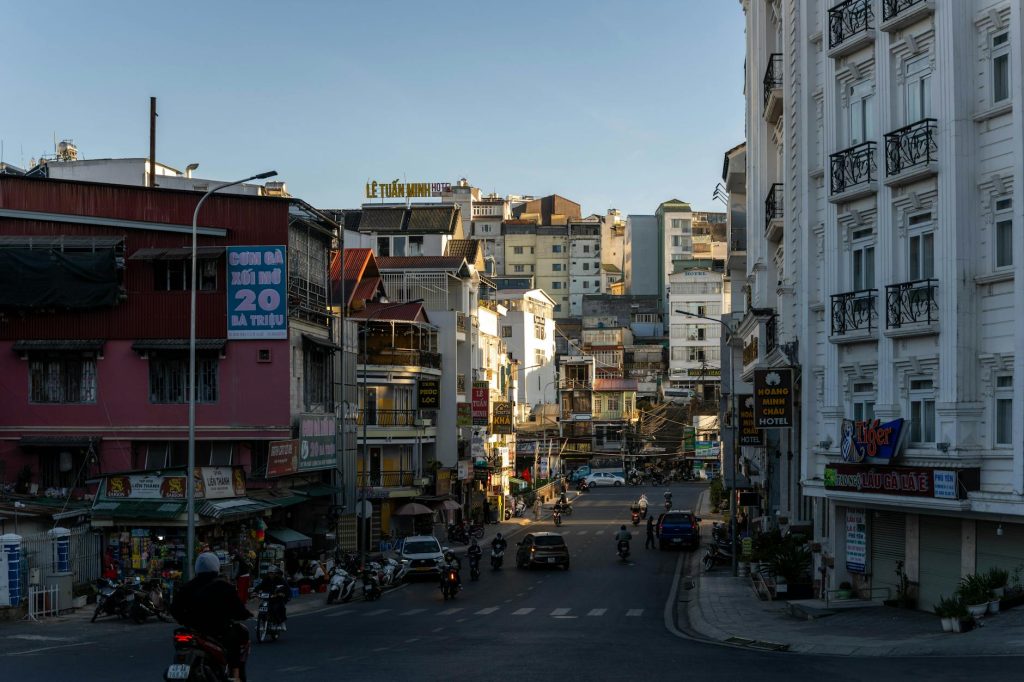 Khung cảnh sới gà nhìn từ xa trước giờ diễn ra, không có chi tiết bạo lực